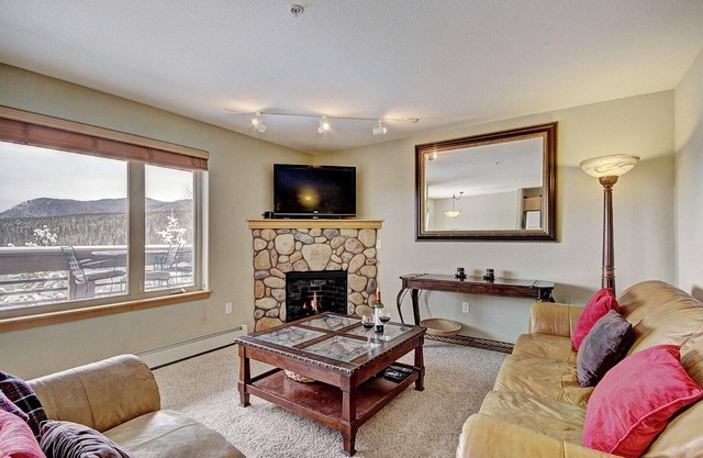 Cozy Ski Condo with Beautiful Mountain Views and Hot Tub - 522 Watch Hill