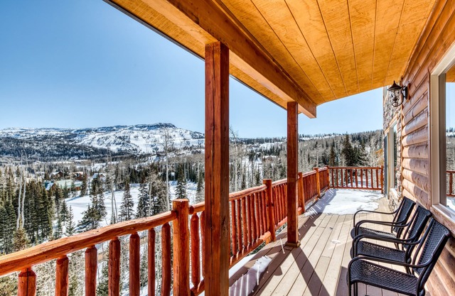 Cozy Ski Home with Deck & Game Room - 1 Mile to Brian Head - Great for Groups