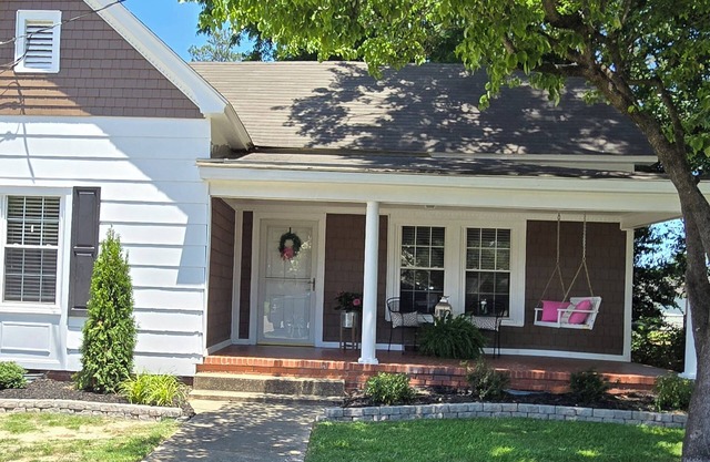 Cozy Southern Home that is close to amenities
