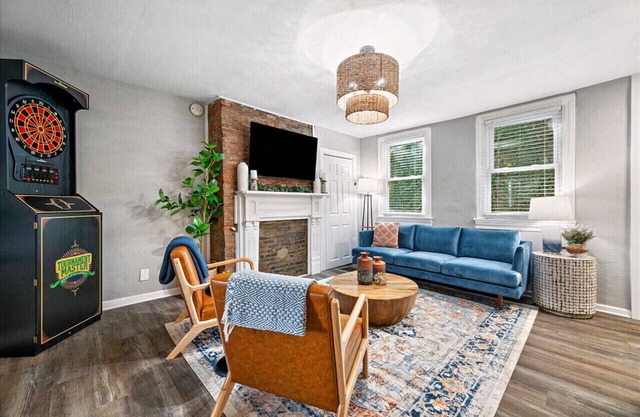 Cozy Southside Pitt home w/Pool Table +Yard