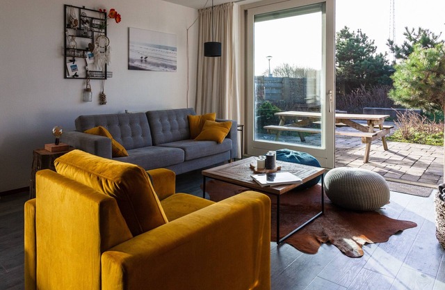 Cozy spacious apartment with its own garden at the foot of the dunes.