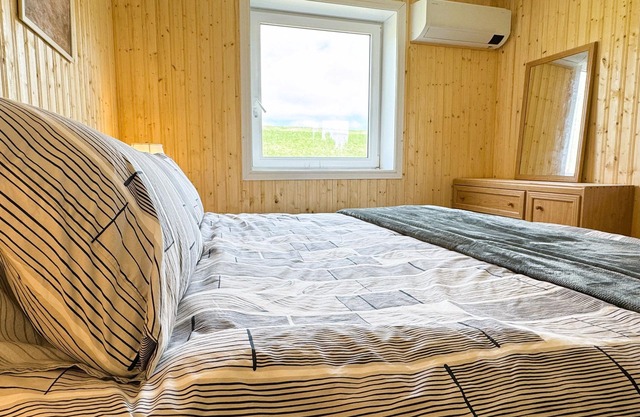 Cozy spacious chalet with private deck. On cabot trail. Super close to Baddeck