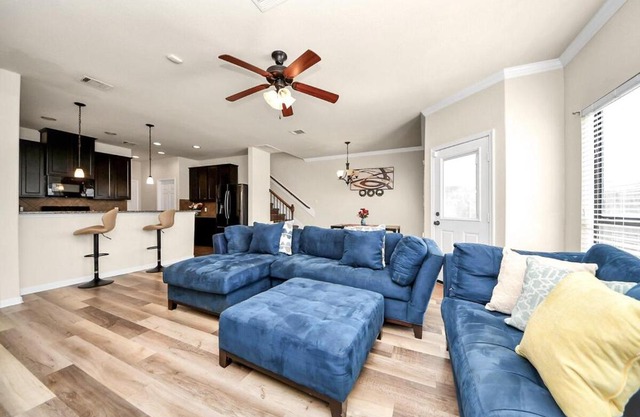 Cozy & Spacious Getaway -4Bedroom With King bed & Backyard