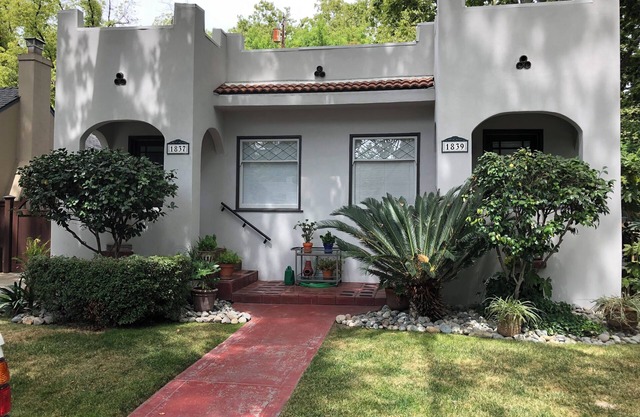 Cozy Spanish Bungalow bordering Land Park and Downtown