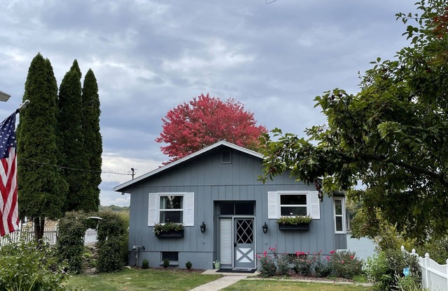 Cozy Spotless Lake Cottage- Flowers Galore, Fall Foliage and Gorgeous Sunsets