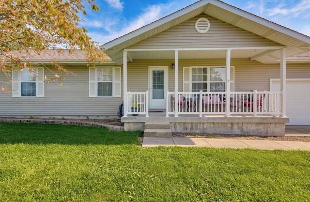 Cozy Stafford Home w/Outdoor Pool: Pets Welcome!