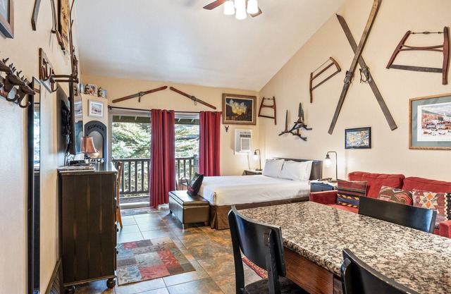 Cozy stay for 4: 5 Min Drive to Base, Full Kitchen, Shared Hot Tub & Pool, Restaurants Nearby!