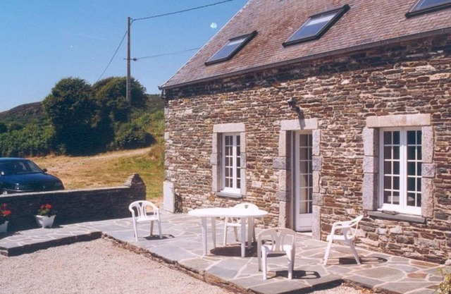 Cozy Stone Cottage for 5 with Courtyard, Near Beach, Fireplace, WiFi - Le Rozel