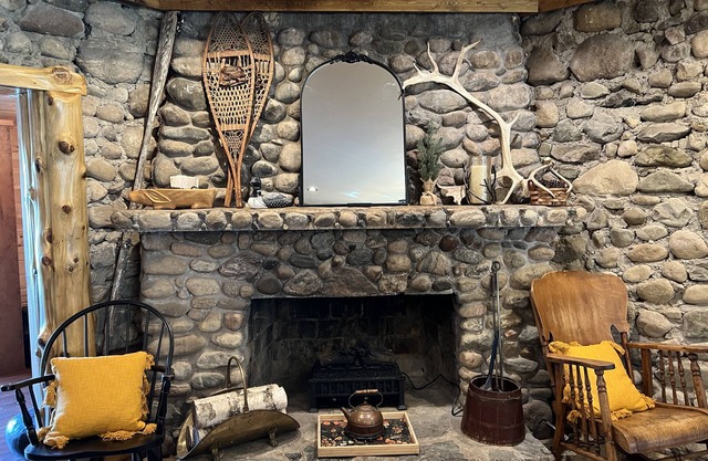 Cozy Stone Cottage overlooking Smith Lake