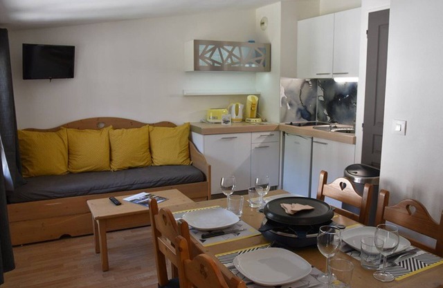 Cozy Studio Cabin Opposite Montgenèvre Slopes with Wi-Fi and Ski Locker