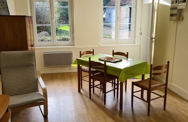 Cozy studio near Orléans with parking and animals on site