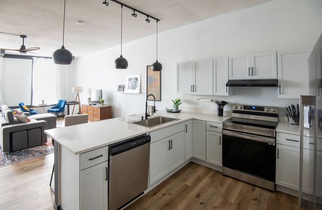 Cozy studio in enchanting downtown Warrensburg with full kitchen, AC, WiFi
