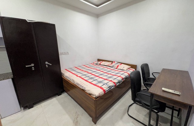 Cozy studio in tranquil New Delhi with AC