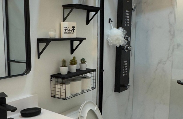 Cozy Stylish 2 Bedroom renovated with Yard Access
