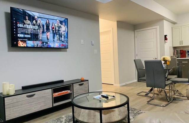 Cozy suite in Saskatoon. Near attractions. Free parking. Self-check-in.