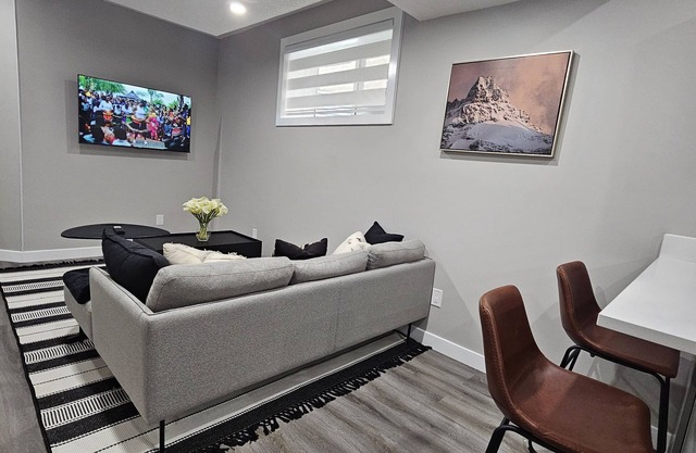 Cozy Suite: Private and peaceful 2 bedroom basement suite with keyless entry