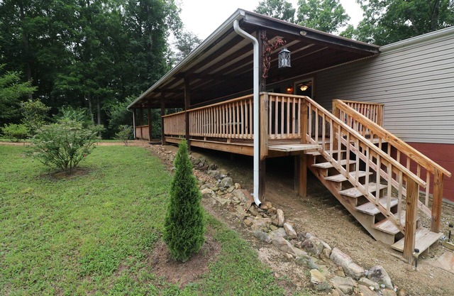 Cozy Tennessee Plateau home. Furnished outdoor living with 1G Wi-Fi