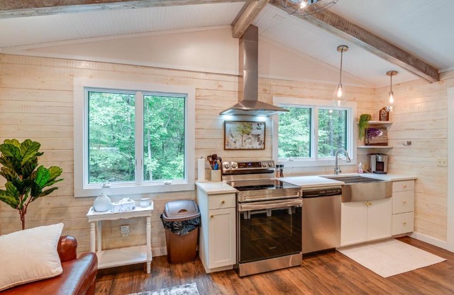 Cozy Tennessee Retreat with Patio and Charcoal Grill!