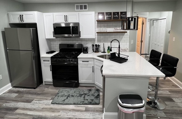 Cozy Townhome Near Restaurants, Movies, and Entertainment