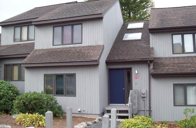 Cozy townhouse steps away from Windham Mountain- zip code 12496
