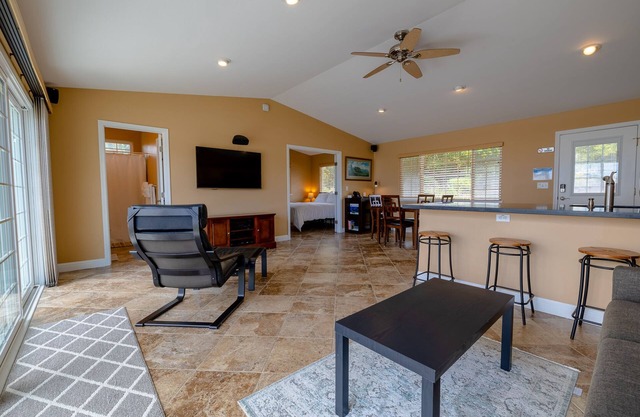 Cozy Tropical Retreat Guest House with AC