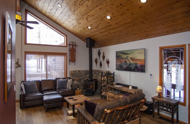 Cozy Truckee cabin in Tahoe Donner with modern luxuries and e-vehicle charging