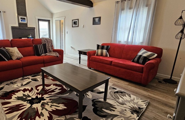 Cozy Up North Retreat in the Heart of Sault Ste. Marie. Pet Friendly! Hot Tub!