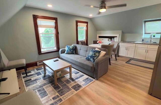 Cozy Updated 2BR Top Floor Condo w/Parking