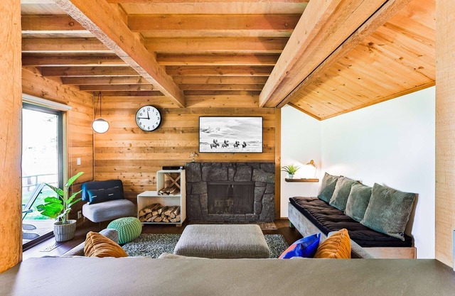 Cozy Updated Sunriver Cabin, 6 SHARC Passes, Floor to Ceiling Windows, Golf, Swim, Ski, and Explore
