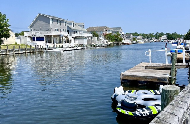 Cozy Waterfront Cottage Near Historic Town-Pets OK