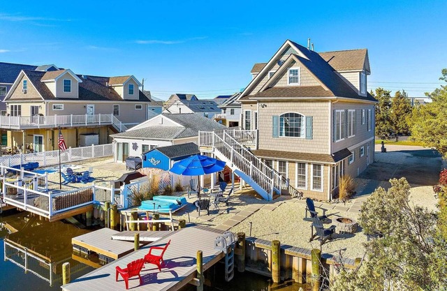 Cozy Waterfront views 4 bedroom house in Charming Mystic Island - GUEST FAVORITE
