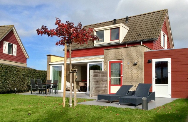 Cozy vacation home on the beautiful coast of Zeeland for 5 people