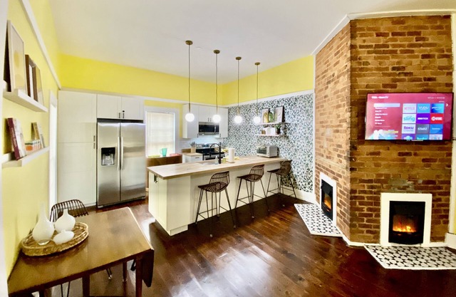 Cozy Victorian in the Center of downtown Morganton (Dog Friendly!)