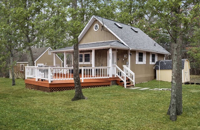 Cozy w Hot Tub, Fire Pit, Wifi, Grill, Deck & Pets