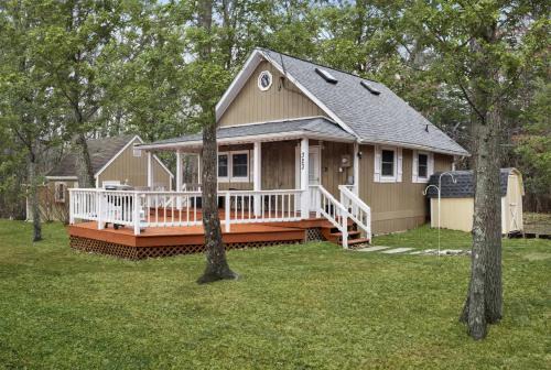 Cozy w Hot Tub Fire Pit Wifi Grill Deck & Pets