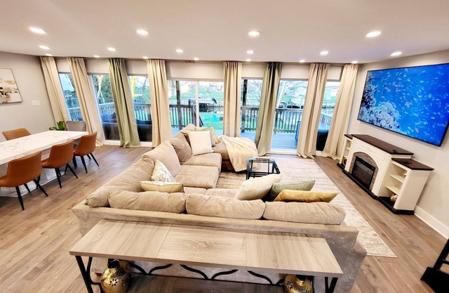 Cozy Waterfront 3-bedroom villa with fitness/theater/game room, WiFi in Dundalk