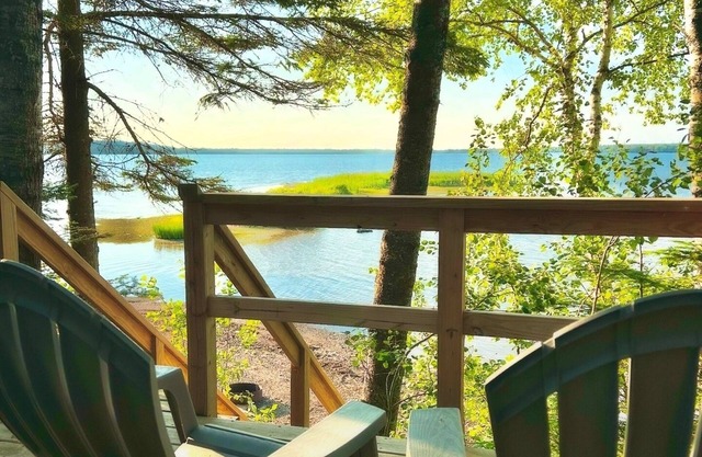 Cozy waterfront cabin in delightful Brimley with WiFi, AC, sand beach