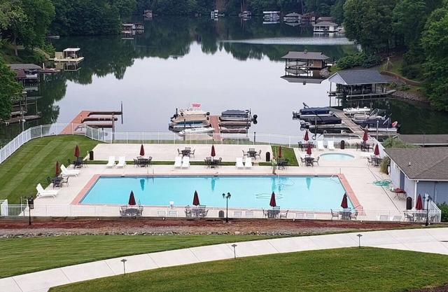 Cozy WATERFRONT condo in a quiet cove. Private Boat launch
