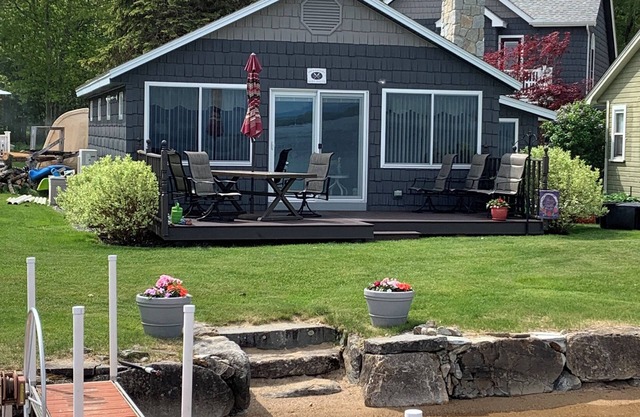 Cozy waterfront cottage with Awesome sunsets & views of Lake Winni
