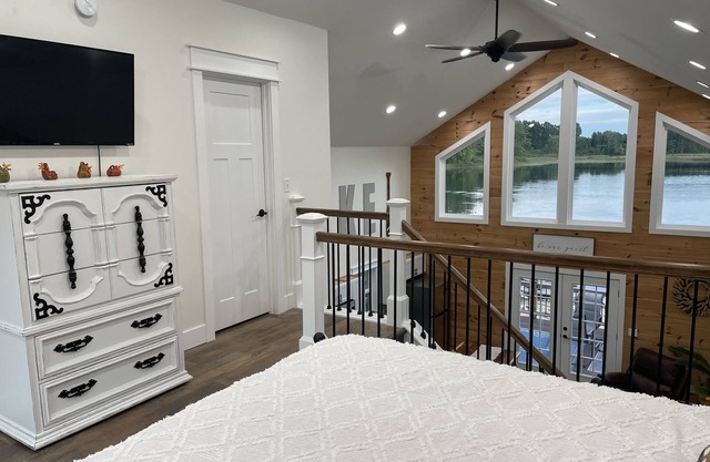 Cozy Waterfront Cottage- Reel Time
