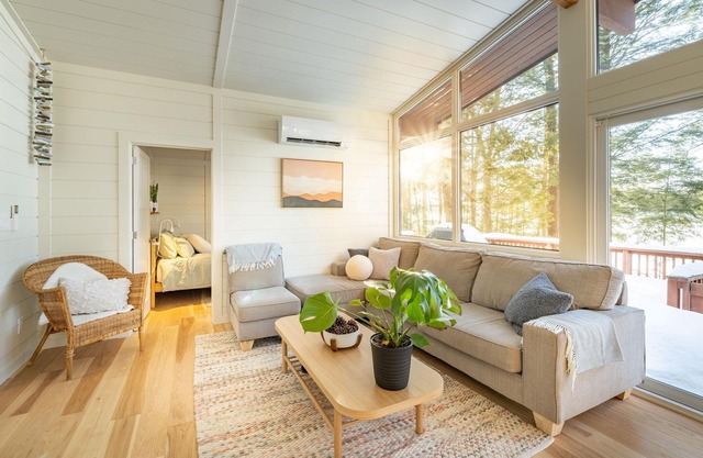 Cozy Waterfront Muskoka Cabin
