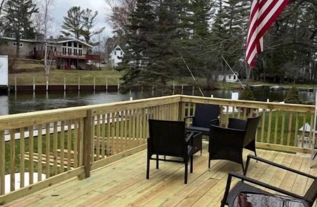 Cozy Waterfront Retreat Steps from Indian River