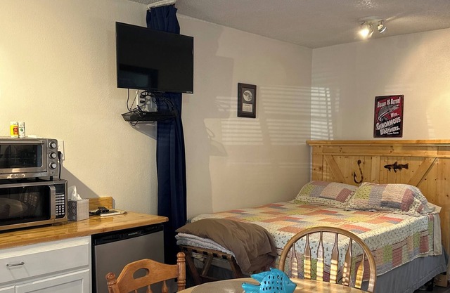 Cozy weekend get-a-way cabin within walking distance from State park.