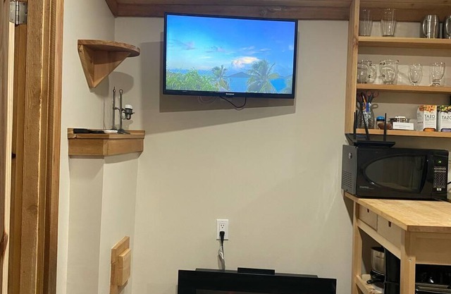 Cozy West Coast Cottage for Weekly Stays (pet friendly)