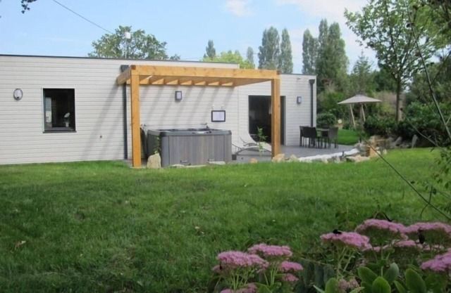 Cozy Wood Cottage with Spa, Garden, and Bikes - Near Nantes