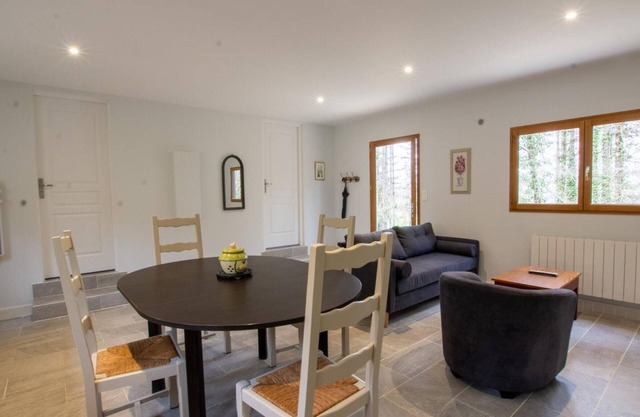 Cozy wooden chalet with Wifi, shared pool, 1 km from St Pompont