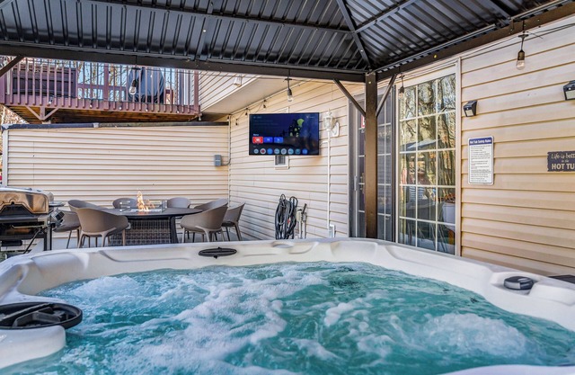 CozyPoCoNoGetawaySecluded Home with Hot TUB, Fast Wi-FI, pet friendly