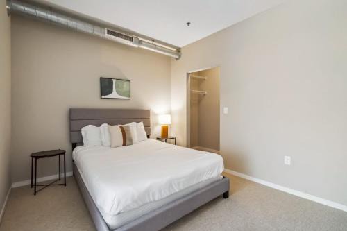 CozySuites 2BR Mill District with pool, gym #02