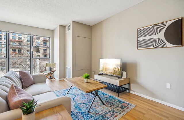 CozySuites Mill District with pool, gym #03