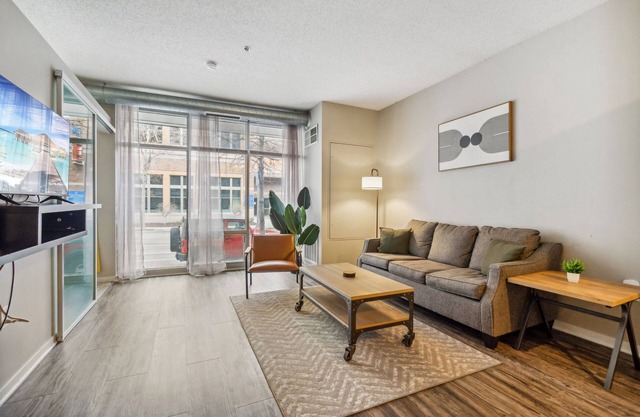 CozySuites Mill District with pool, gym #02